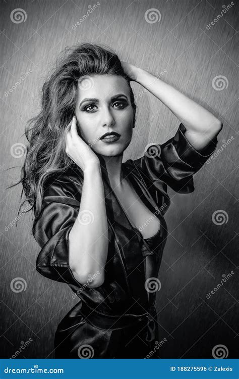 Blonde Du Caucase Sexy Avec La Robe De Corsets Et De Soie En Noir Et Blanc Photo Stock Image