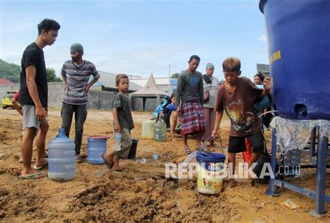 Fasilitas Air Bersih Dan MCK Bagi Pengungsi Gempa Mamuju Republika Online