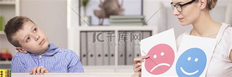 分心的孩子和老师高清摄影大图-千库网