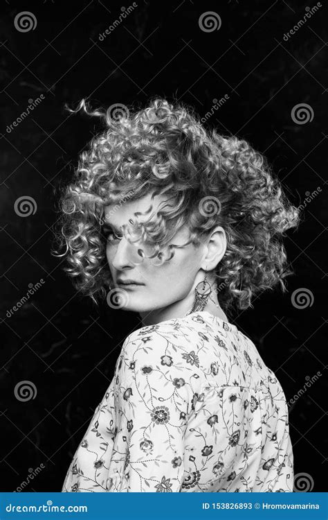 Een Jonge Blonde Man Androgyn In Het Beeld Van Een Aantrekkelijke Vrouwendraaien Effectief De