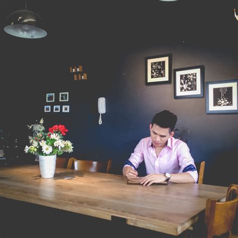 Quốc Thiên hôn say đắm hot girl khi quay MV