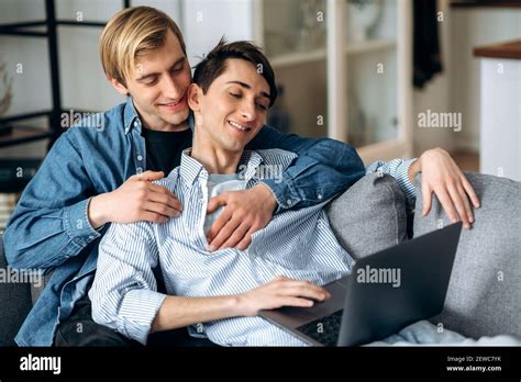 Homosexuelles Paar Gay M Nner Entspannen Auf Der Couch Im Wohnzimmer Mit Einem Laptop Im