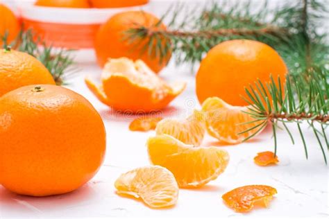 Оранжевые куски на плите на деревянном столе Стоковое Фото ...