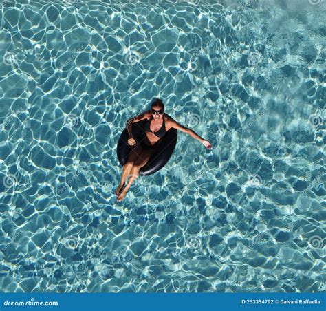 Femme En Bikini Noir En Relax Avec Un Verre Flottant Sur L Eau De La Piscine Photo Stock Image