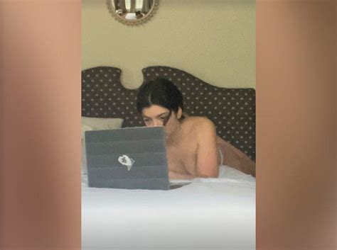 Lorde Strips Down For Nearly Naked Instagram Photos