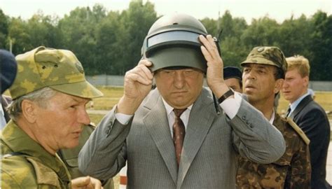Борис Ельцин примеряет шлем бойца группы «А».Лето 1992 года. Слева ...