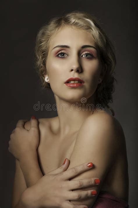 Retrato De La Mujer Madura Rubia Hermosa En La Tenencia De Oro Su Mano