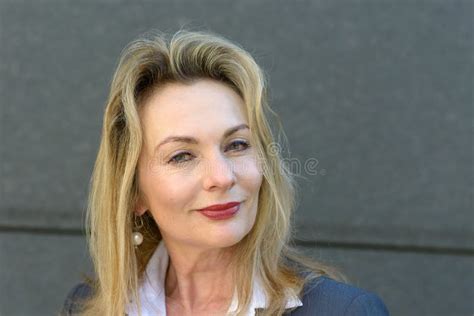 Aufmerksame Nachdenkliche Attraktive Reife Blonde Frau Stockfoto Bild Von Kopf Lter