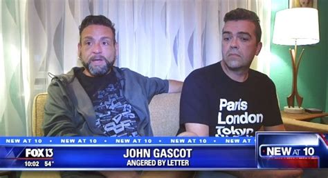 Casal gay recebe carta ameaçadora de vizinho eleitor de Donald Trump Pheeno