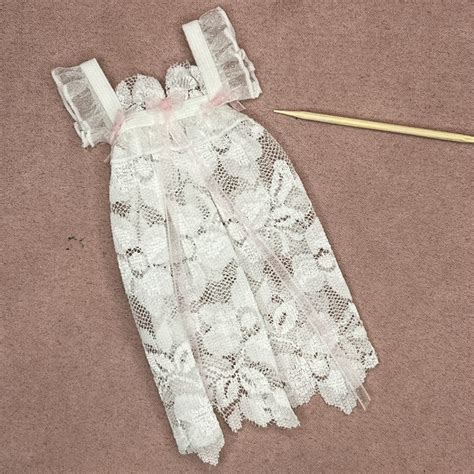 Miniature Natkjole I Hvid Blonde Miniature Lingeri Til Dukkehus