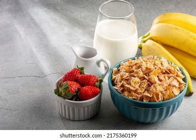 Corn Flakes With Strawberries M S De Fotos De Stock Con