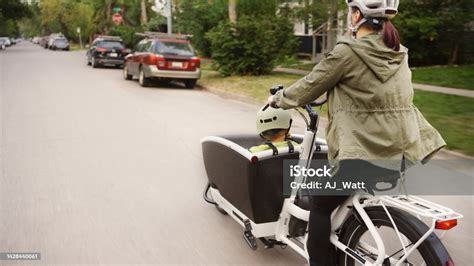 Photo Libre De Droit De Maman Et Son Petit Fils Sur Un V Lo Cargo Le