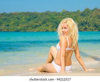 Sexy Blonde Tanning Gracefully Foto Stok 110147171 Shutterstock