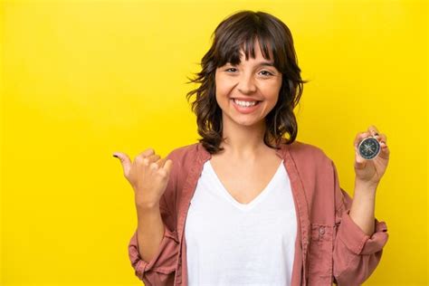 Joven Latina Sosteniendo Una Br Jula Aislada En Un Fondo Amarillo Apuntando Hacia Un Lado Para
