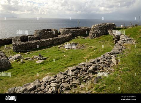 The Fahan Group Of Beehive Huts On Dingle Stock Photo Alamy