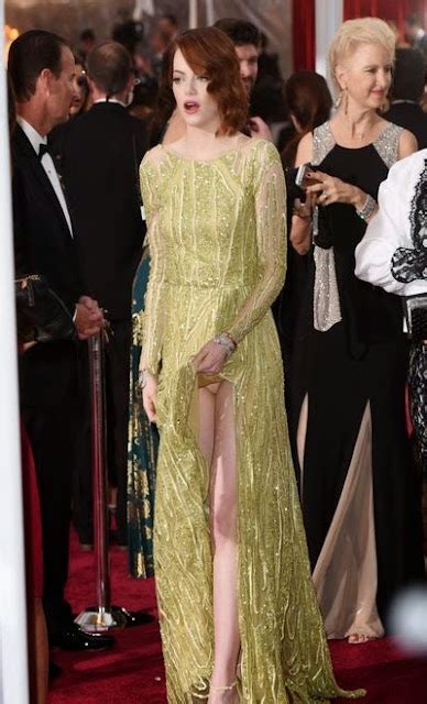 Oscars 2015 Red Carpet Looks Emma Stone Flashes Her Nude Underwear By Accident