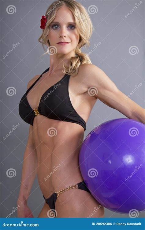 Fille Blonde Utilisant Un Bikini Noir Photo Stock Image Du Beau Cheveu