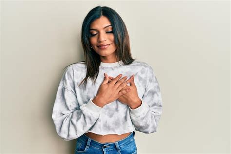 Jovem Latina Transexual Transg Nero Vestindo Roupas Casuais Sorrindo As M Os No Peito Olhos