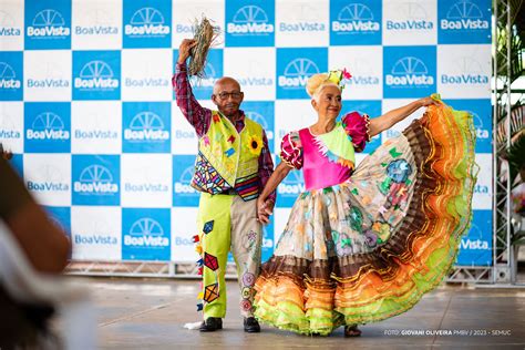 Idosos Em Arraial Celebrando Santos Juninos Ag Norte