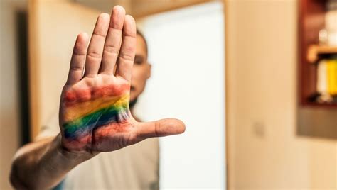 Dimitri jeune gay chassé en plein confinement Ma mère m a dit de faire mes valises France