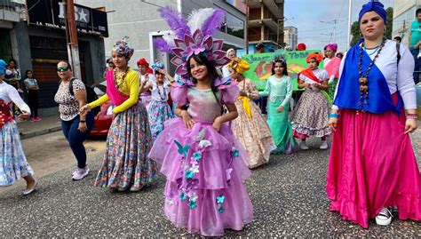 M S De Estudiantes Participaron En El Desfile Escolar De