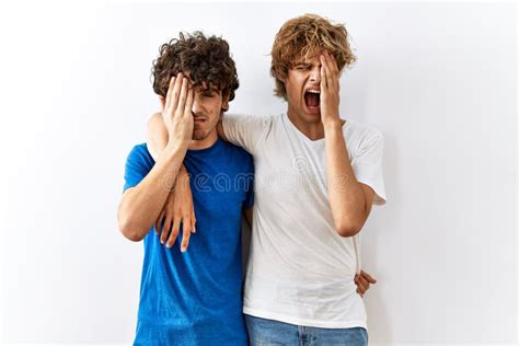 Pareja Joven Gay De Pie Juntos Sobre Un Fondo Aislado Bostezando