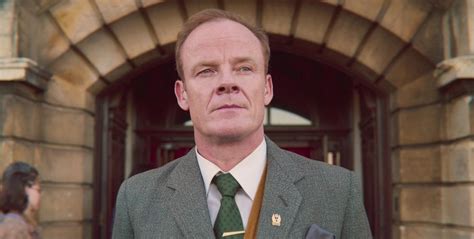 Sex Education Los Actores Del Drama De Netflix Que Son Padre E Hijos En La Vida Real Vader