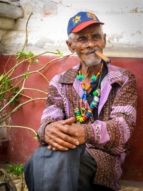 Cuba's Malecón: Photos + History | Cuba history, Cuba, Men street