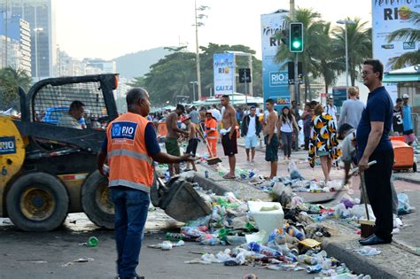 Após réveillon garis retiram 285 toneladas de lixo da Praia de Copacabana