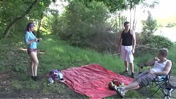 Morena sucia se une dos veces con una zanahoria al aire libre en un lugar público XVIDEOS