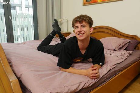 Twink Matthew Sommer Posing Nude And Showing His Ass