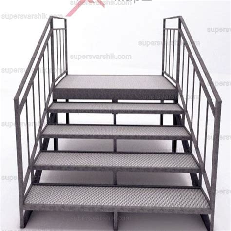 Крыльцо для частного дома из металла и террасной доски