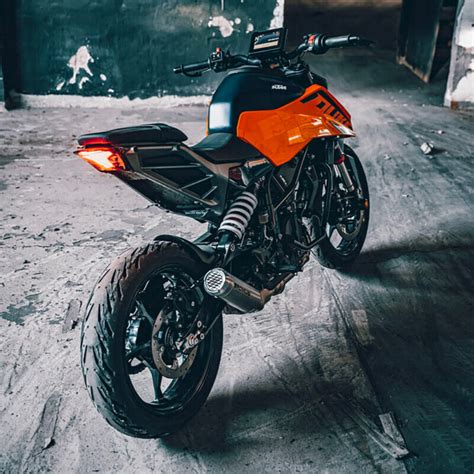 ktm unveils   duke  europe visor