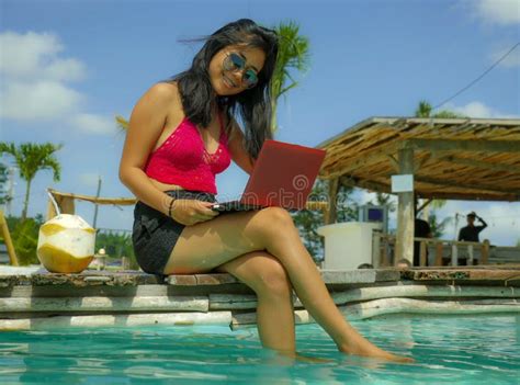 Mujer Indonesia Asi Tica Hermosa Y Feliz Joven Del Adolescente En Bikini En El Establecimiento