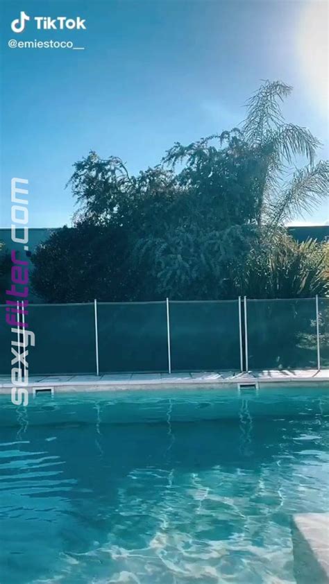 Emiestoco Shows Cleavage In Erotic Black Bikini At The Pool Sexyfilter