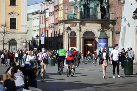 Lekarz bezwzględnie o łamaniu obostrzeń Nie powinno być żadnego