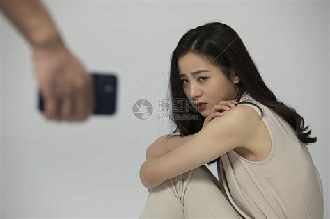 被人威胁的女性高清图片下载 正版图片501746472 摄图网