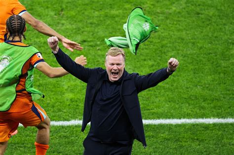 Ronald Koeman Trakteert Zichzelf Op Glaasje Rode Wijn Na Winst Oranje