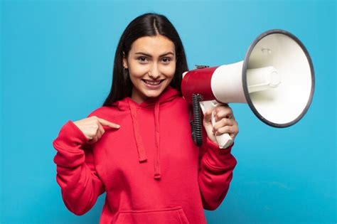 Joven latina que se siente feliz sorprendida y orgullosa señalando a sí misma con una mirada