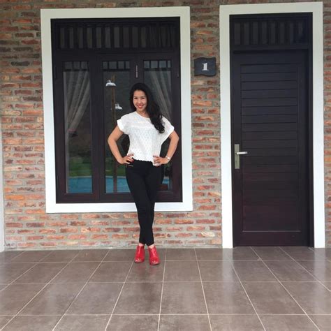 Dung nhan trẻ đẹp của mẹ hot girl Lee Balan