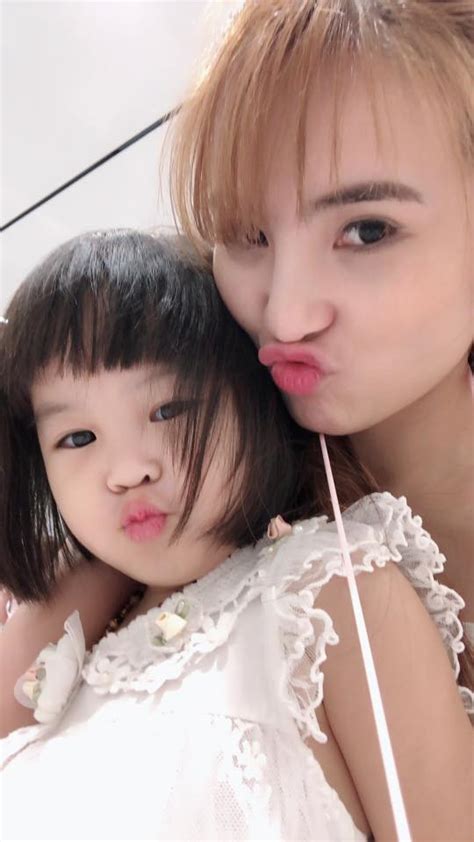 Em gái Công Vinh diện bikini khoe thân hình gái một con bốc lửa bên