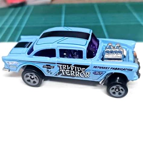T Hunted A Chevy Silverado de volta na linha básica Hot Wheels