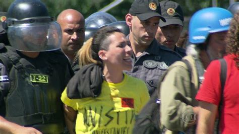 Manifestantes são levados para delegacia após protesto Bom Dia Rio G1