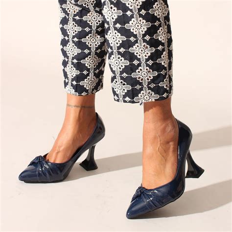 Темно-синие классические женские туфли из мятой лакированной кожи на ...