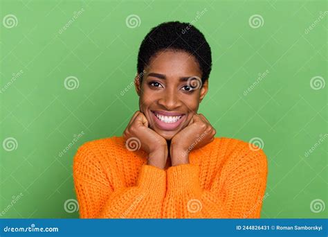 Foto De Pensar Joven Brunette Dama Manos Cara A Cara Usar Saltador Naranja Aislado En Color