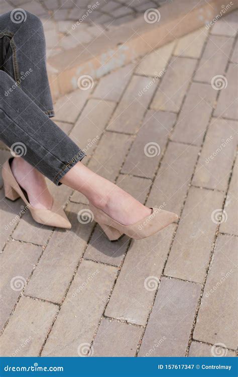 Scarpe Nude Di Beige Occasionale Con Un Tacco Enorme Sulle Gambe Della