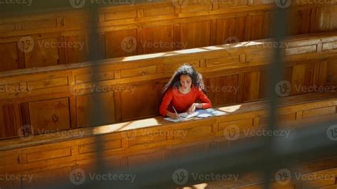 distante ver caucásico niña estudiante Hispano mujer latina americano hembra en Universidad