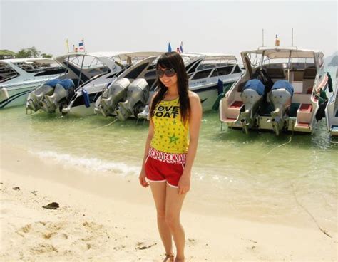 Hot Pinay What S She Holding Hot Pinays