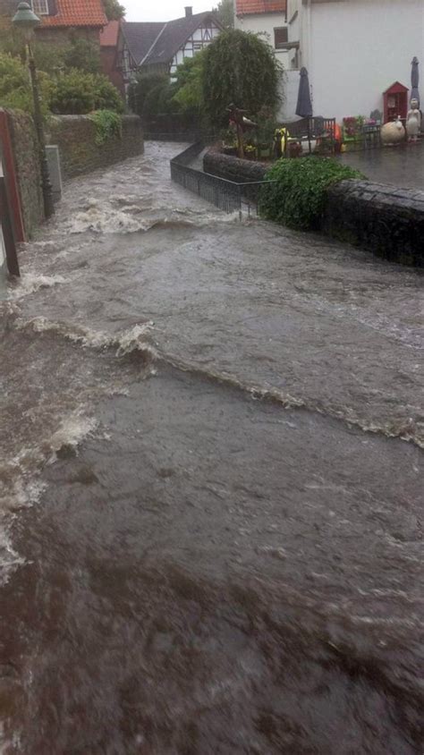 Unwetter in NRW Straßen überflutet Feuerwehr warnt Anwohner ihre