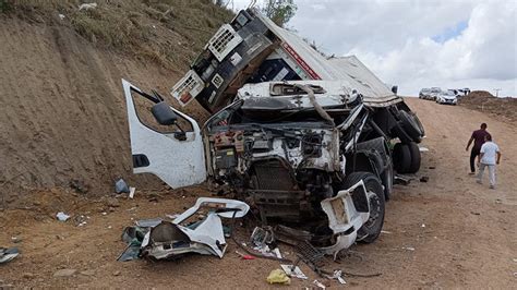 Carro invade contramão e colide carreta em Feira de Santana